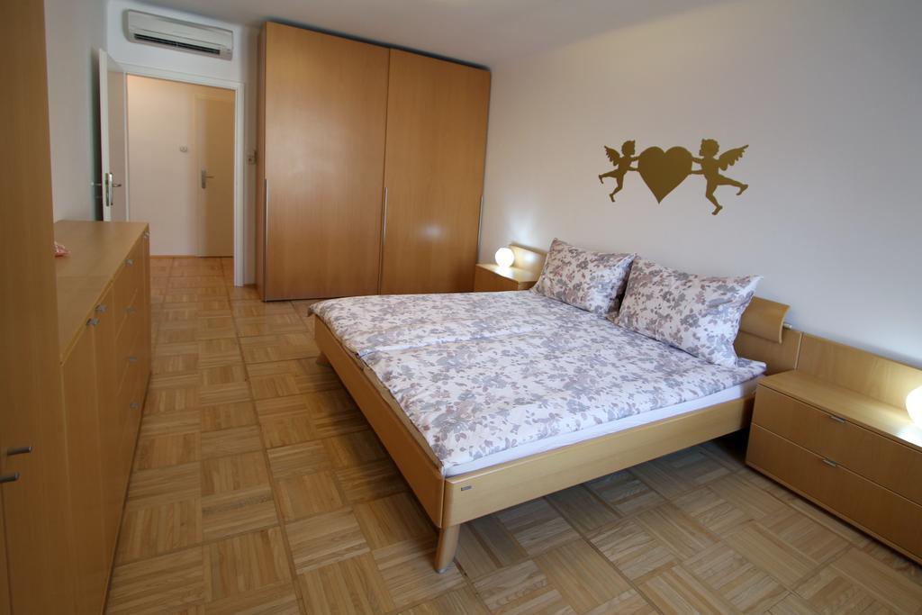 Top Location Marc Aurel *