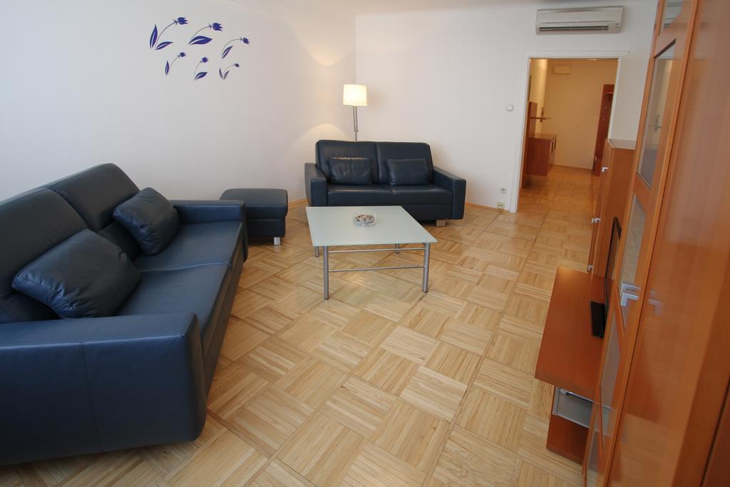 Location Marc Aurel Apartment